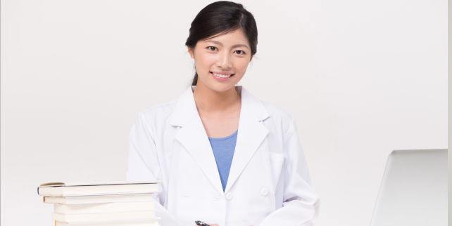 美容皮膚科の女性の医者